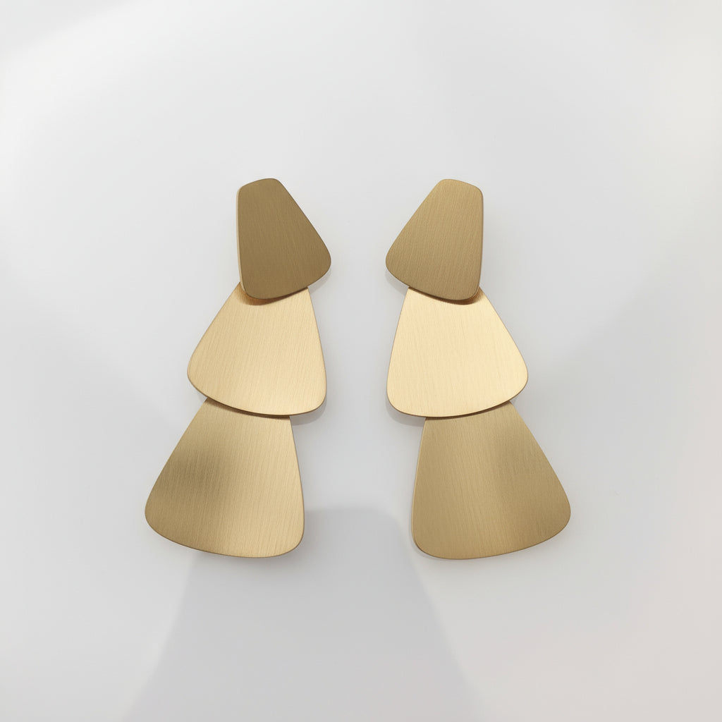 pendientes dorado mate treintaytantos mood showroom joyeria contemporanea versatil