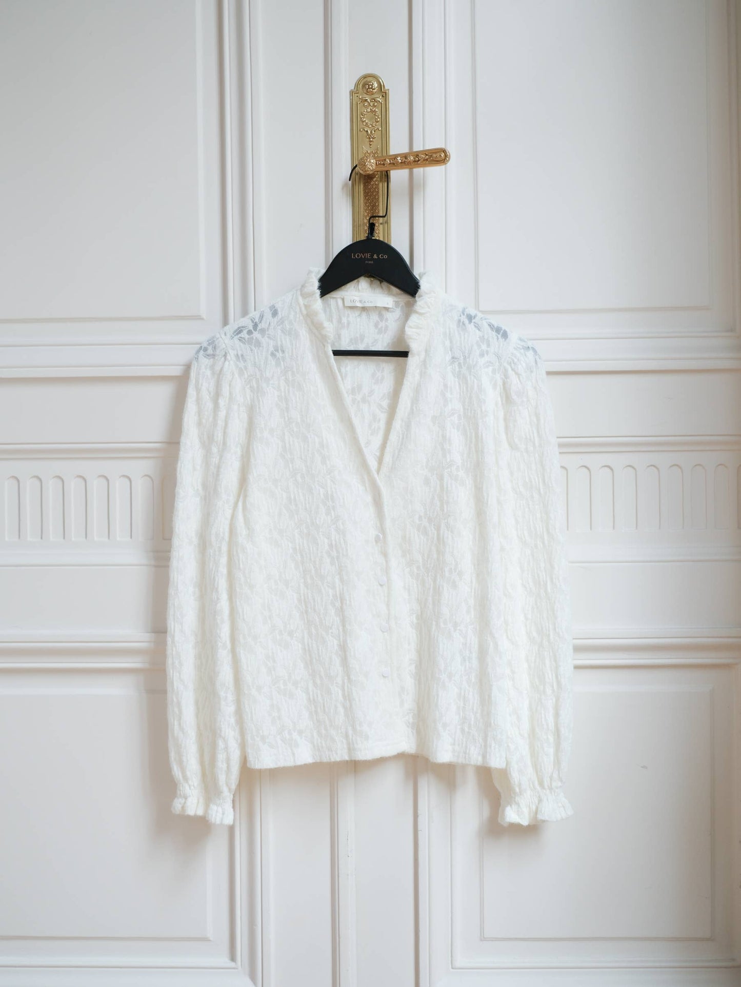 detalle del tejido devoré tipo encaje del top blanco flávie de lovie & co