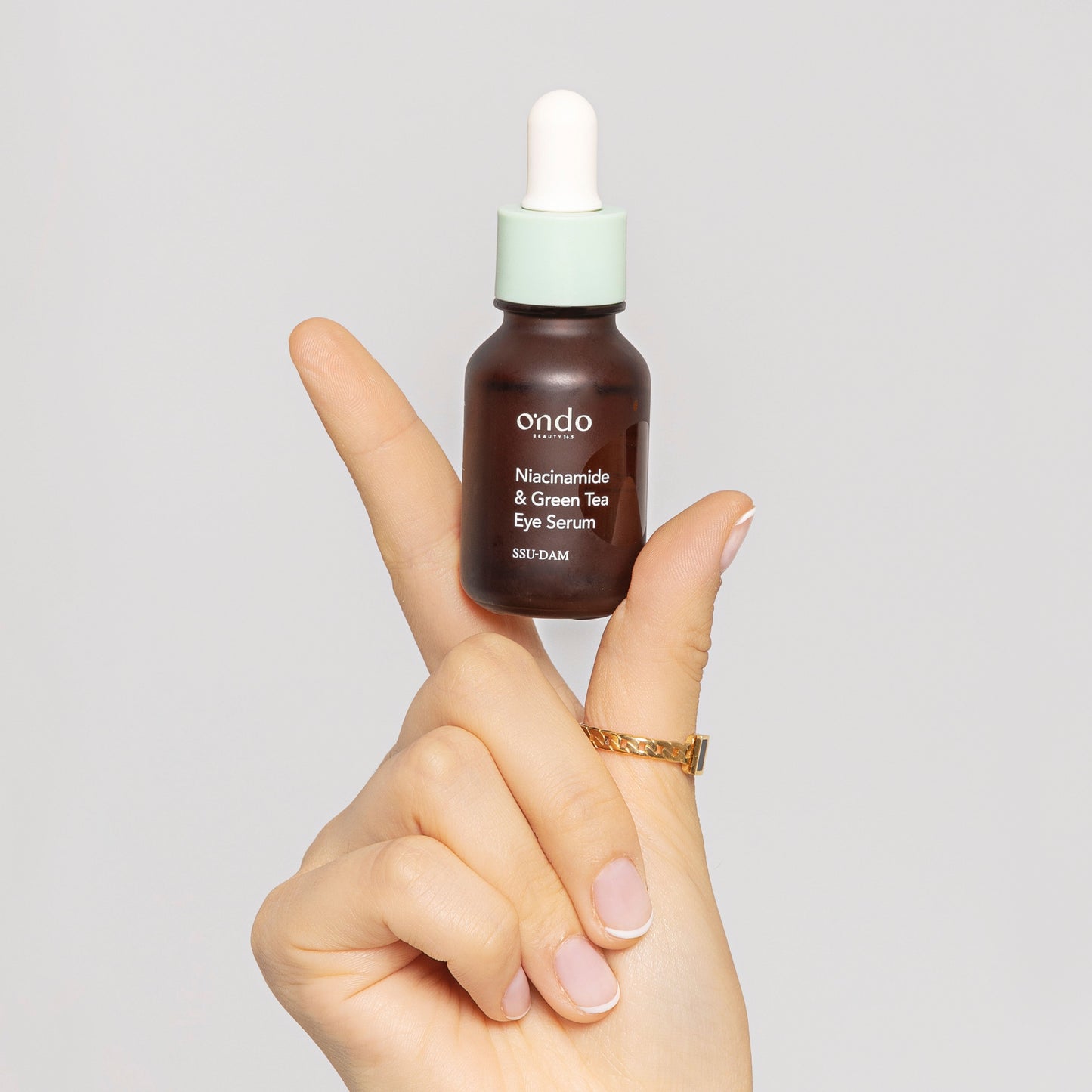 aplicacion ondo beauty niacinamide green tea eye serum contorno ojos