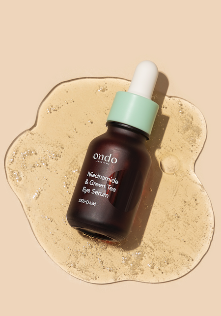 ondo beauty niacinamide green tea eye serum frasco sobre textura antioxidante