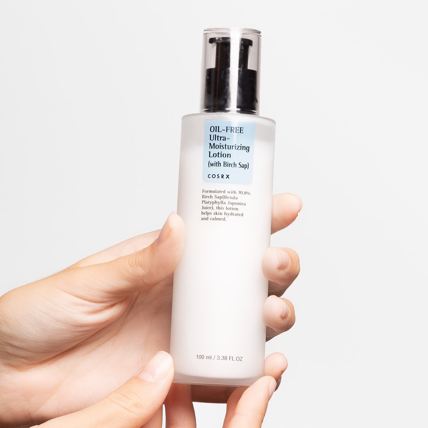 locion cosrx oil free ultra moisturizing lotion en mano textura ligera