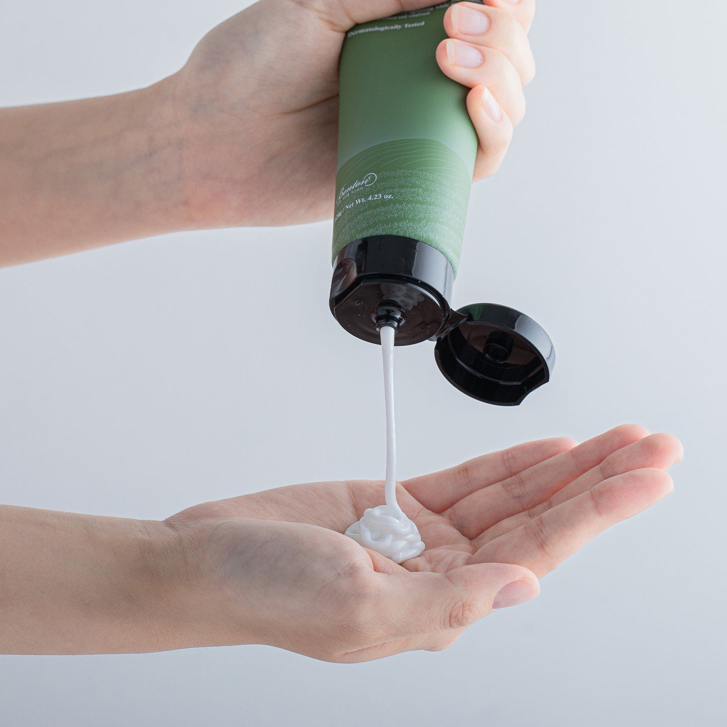 benton deep green tea cleansing foam aplicacion en mano espuma suave