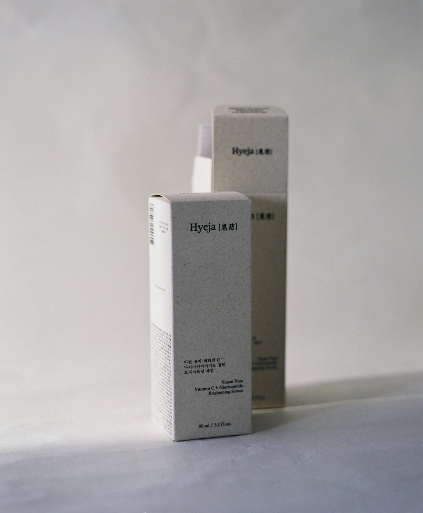 hyeja vegan vita c brightening serum presentación con envase y caja minimalista