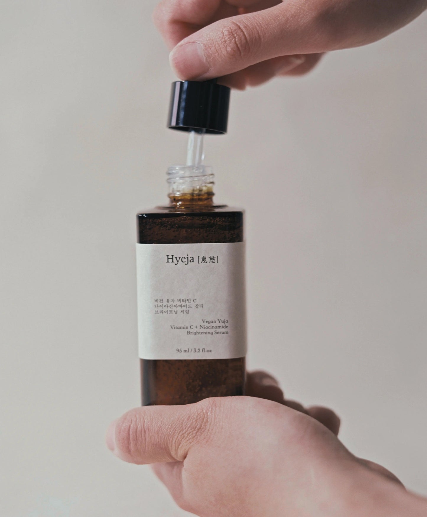 hyeja vegan vita c brightening serum aplicación con gotero antioxidante vegano