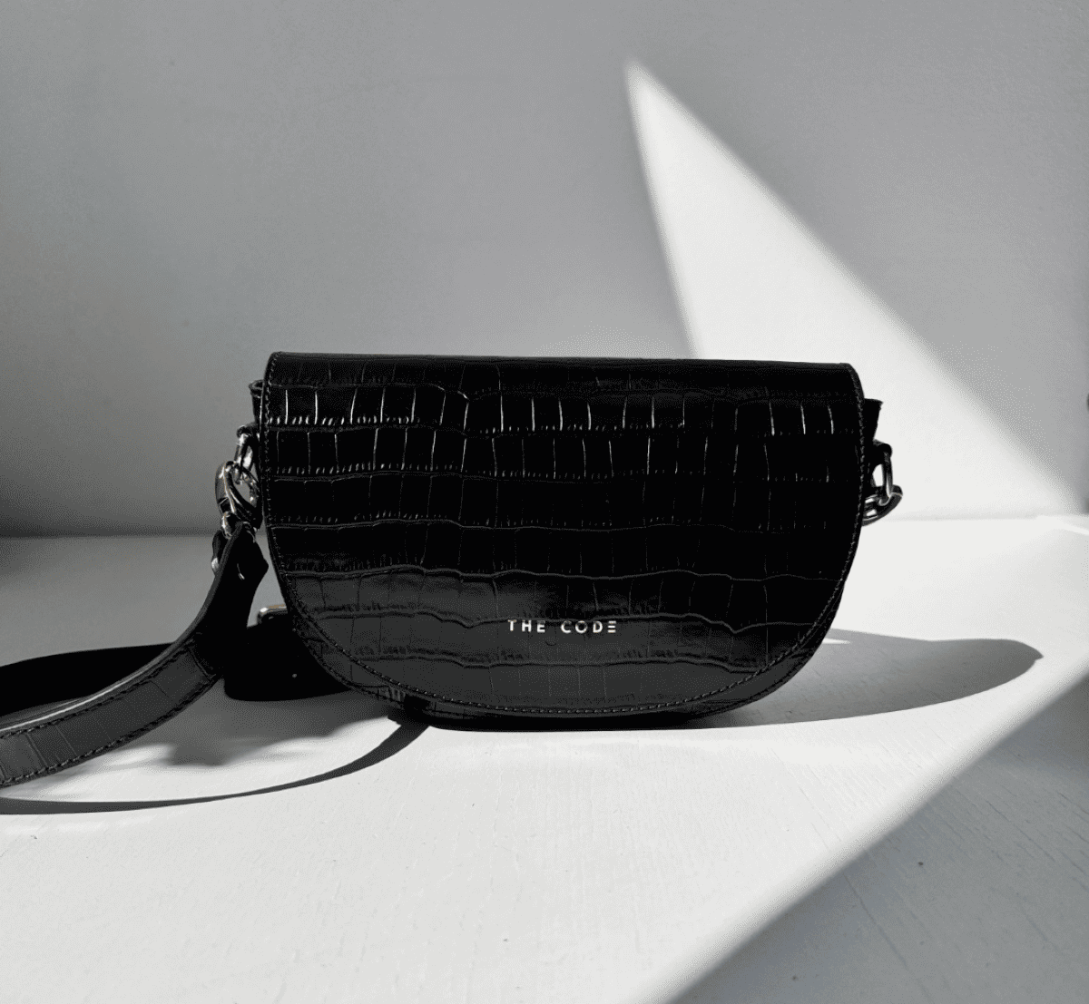 Bolso Alma negro The Code con alza ajustable en piel natural y cierre de solapa con imán. Hecho a mano en España para treinta&tantos showroom.