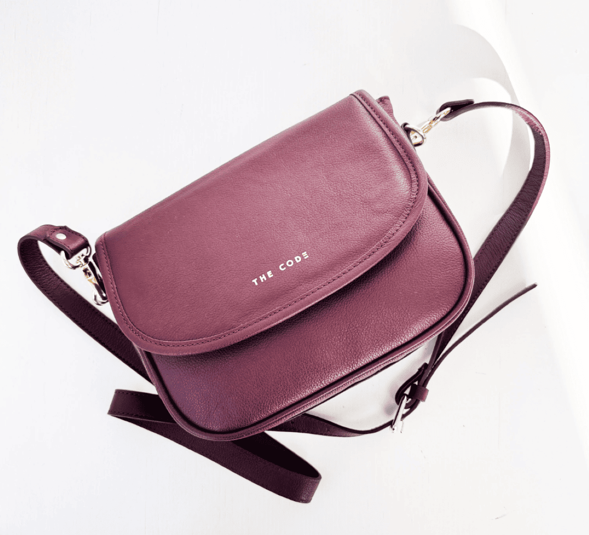 Bolso bandolera Claudia en piel burdeos liso de The Code, diseño rectangular elegante y hecho a mano en España.