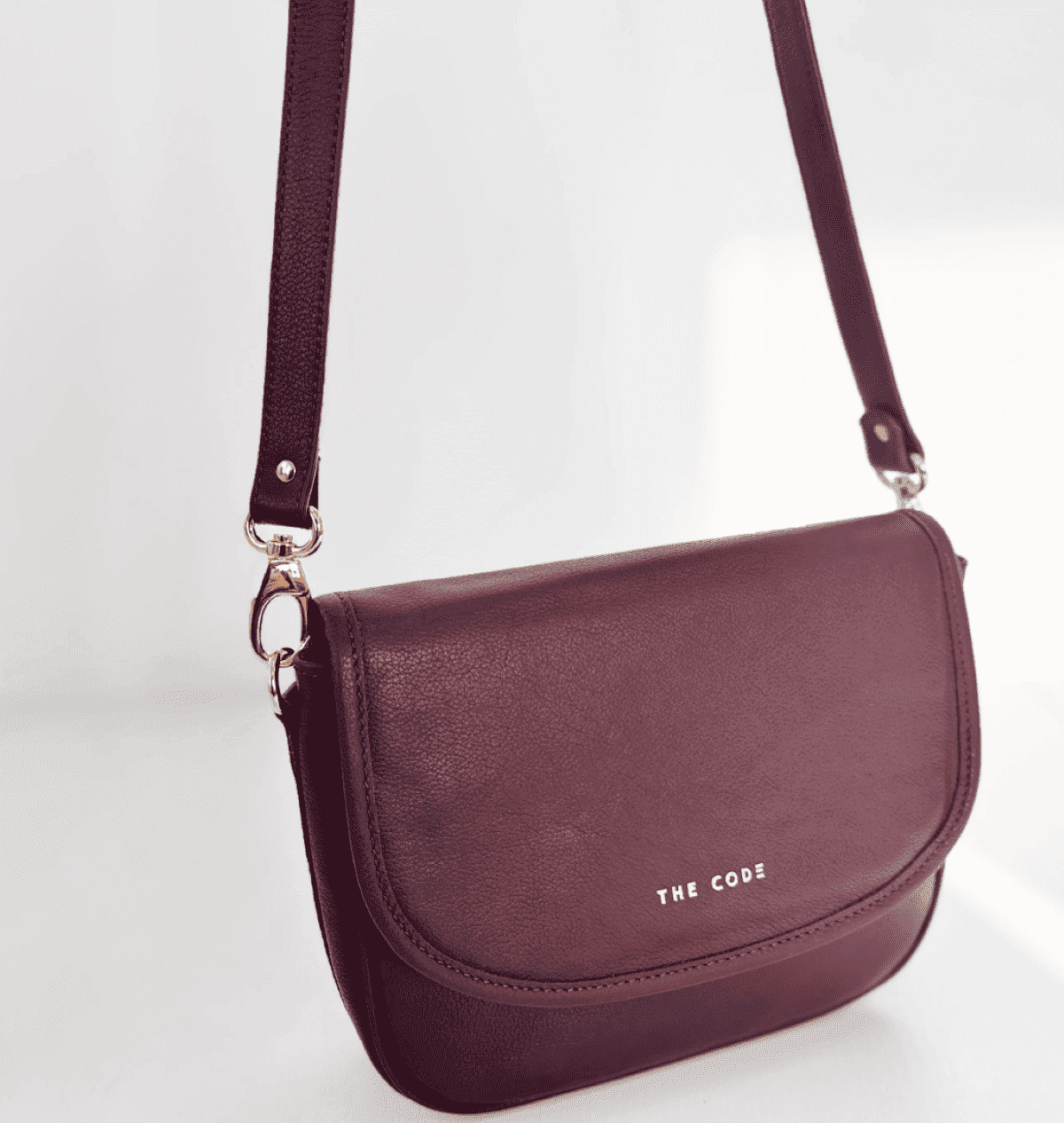 Bolso de piel burdeos The Code modelo Claudia, pieza artesanal española de diseño atemporal y estilo sofisticado.
