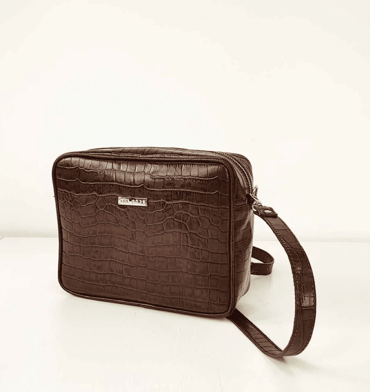 Detalle del bolso Charlotte coco chocolate de The Code, piel de vacuno español con acabado efecto cocodrilo. Treinta&tantos showroom Oviedo