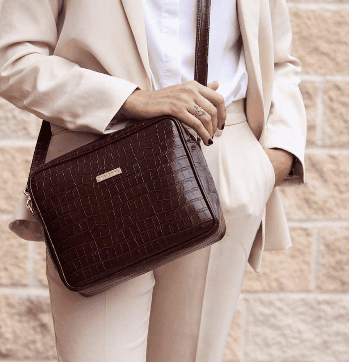 Bolso bandolera Charlotte coco en piel color chocolate de The Code, diseño cuadrado y elegante disponible en treinta&tantos showroom.