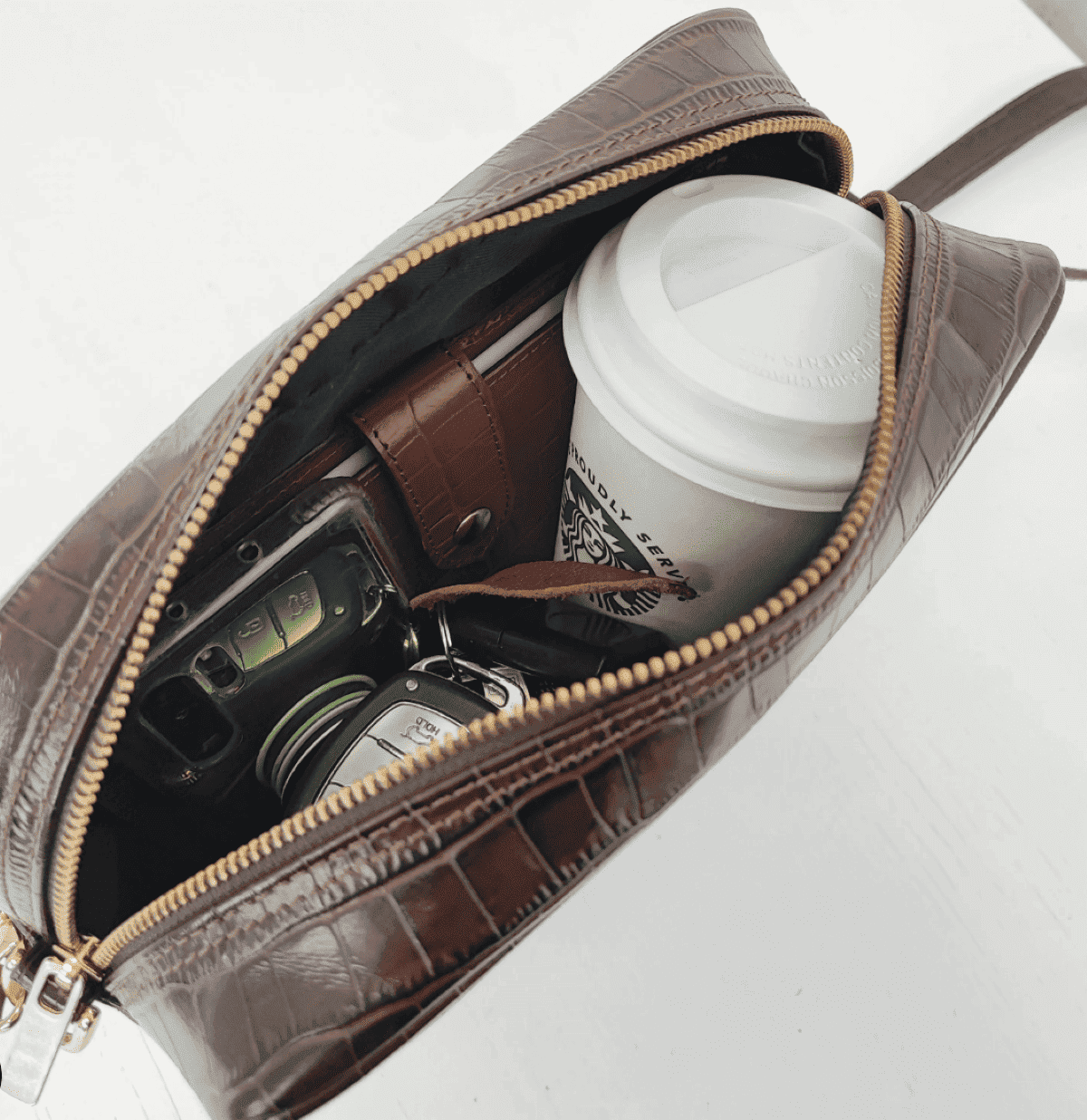 Interior del bolso Charlotte The Code, forro textil en algodón y poliéster con bolsillo sellero. Artesanía española en treinta&tantos showroom.