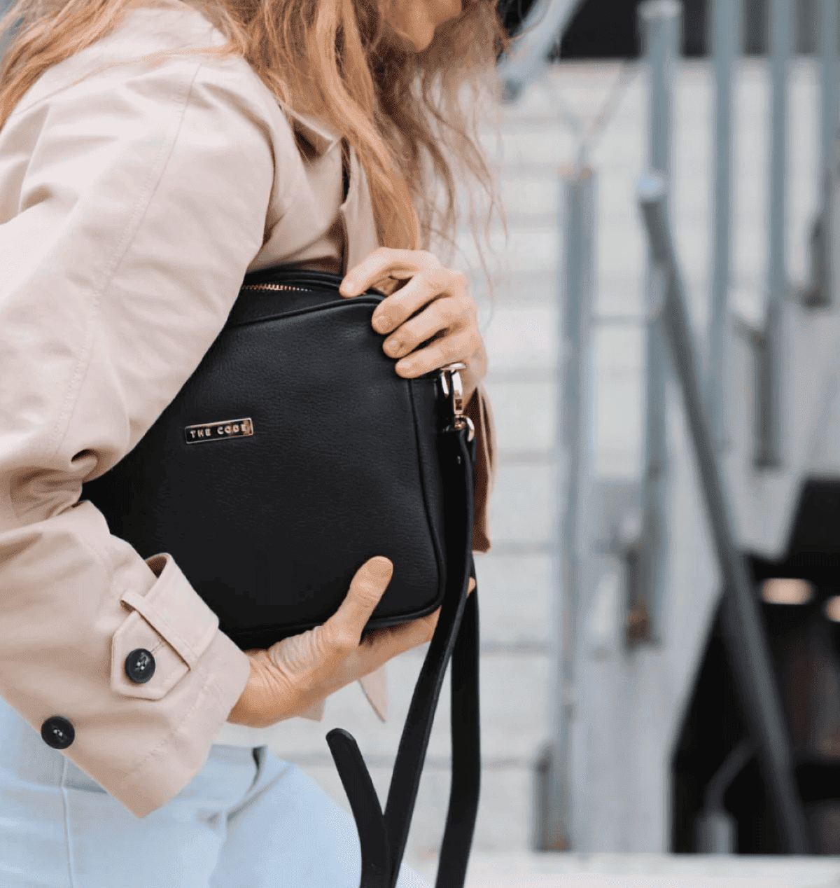 Detalle del bolso Charlotte negro The Code, piel de vacuno suave con cremallera metálica y asa ajustable. Disponible en treinta&tantos showroom Oviedo.