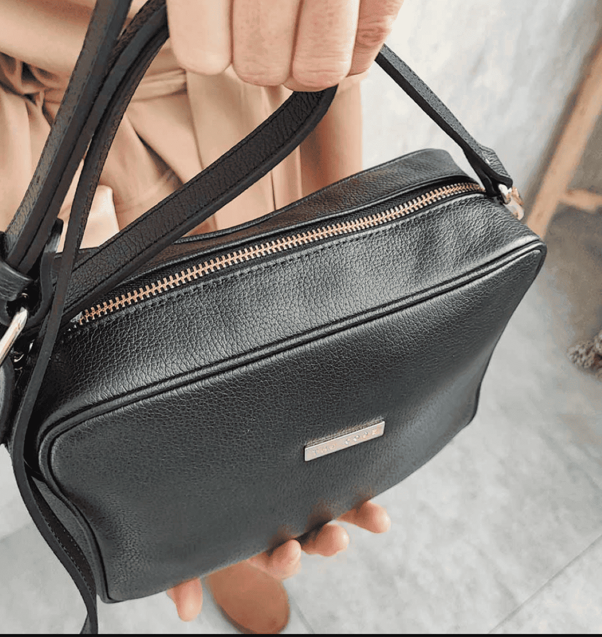 Interior del bolso Charlotte The Code en color negro, forro textil con bolsillo sellero. Artesanía española exclusiva de treinta&tantos showroom.