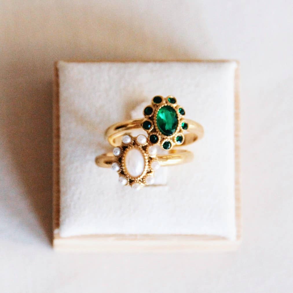 Anillo Elara vintage dorado con piedra verde ovalada y engaste tipo halo