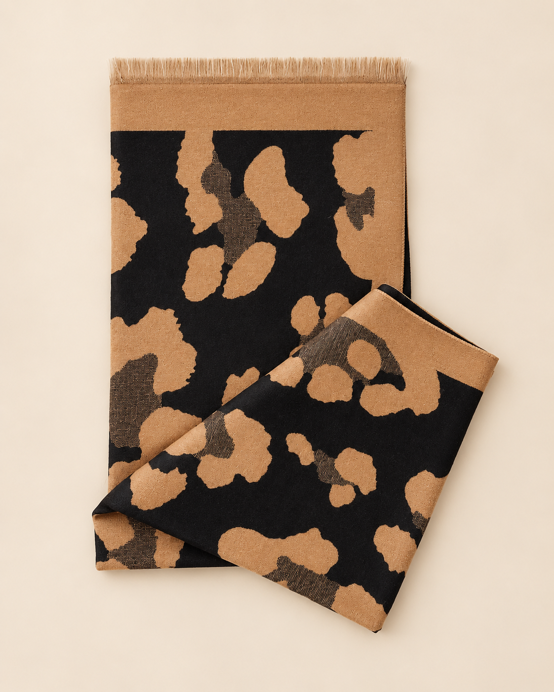 Bufanda reversible Écija con fondo negro y estampado camel a contraste