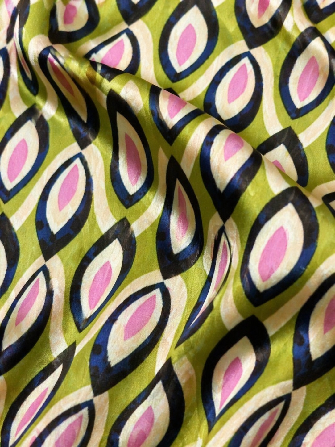 BLUSA VERDE ESTAMPADO GEOMÉTRICO MANGA CORTA FLUIDA EMY– LYLU