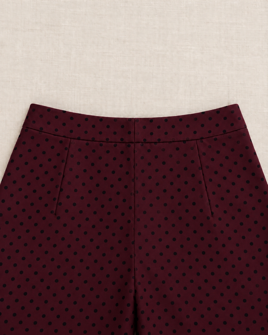 Detalle trasero del pantalón San Sebastián de LYLU en antelina burdeos con topos negros