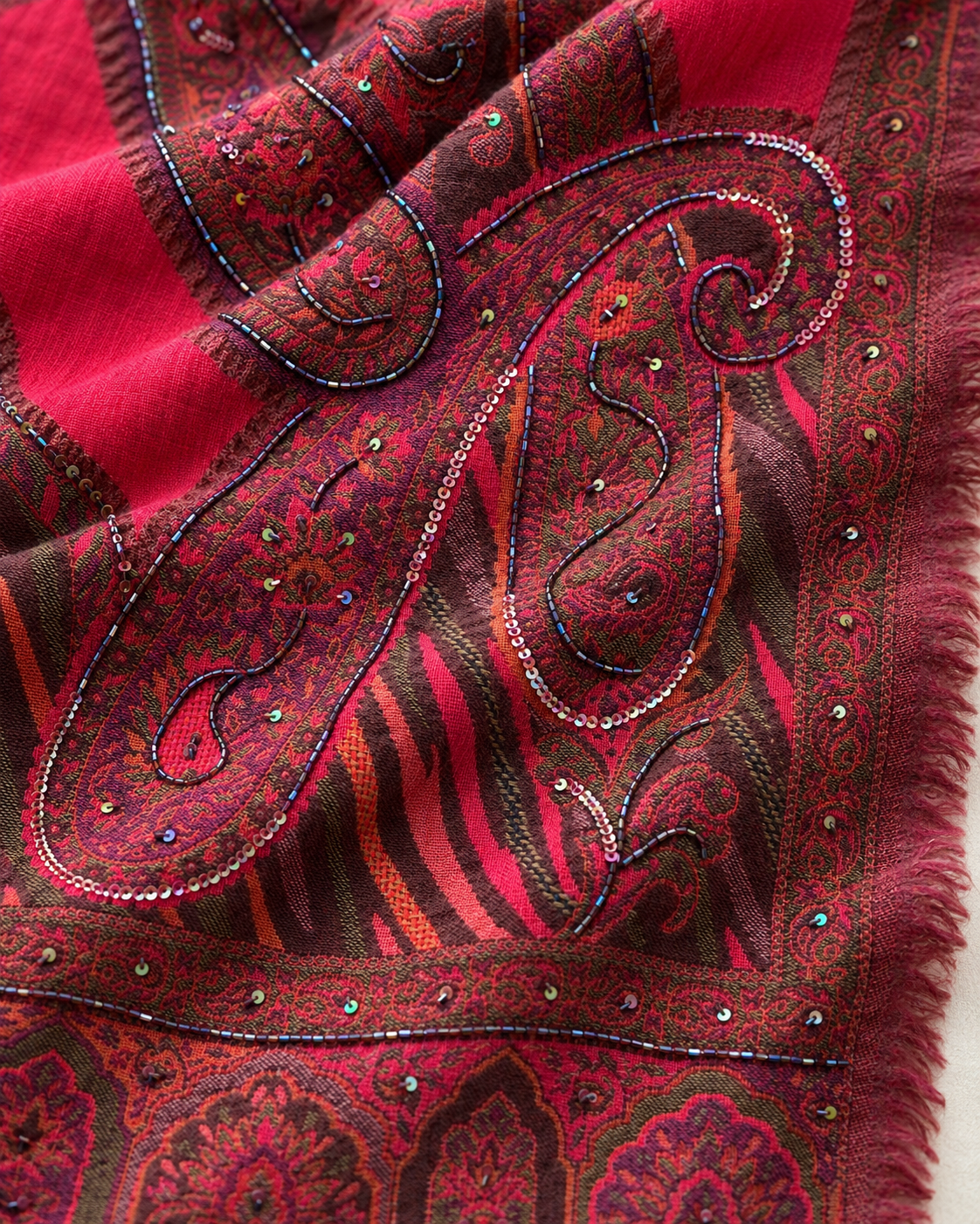 Pañuelo rojo Anapurna de lana con estampado cachemira y flecos