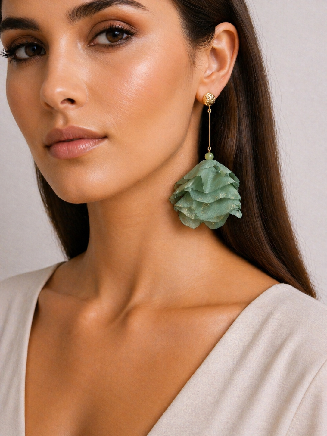 PENDIENTES LARGOS VERDE SALVIA PÉTALOS TUL – ACERO DORADO SYLVAE