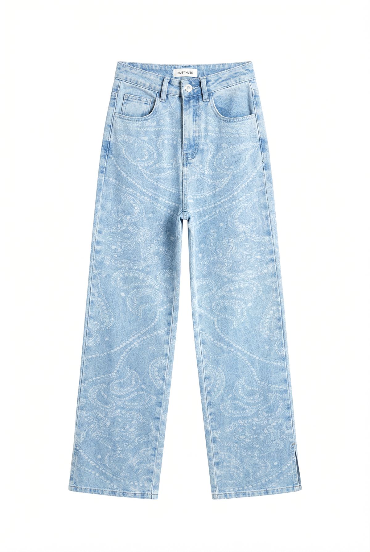 Look de mujer con vaquero azul claro estampado bandana paisley, de tiro alto y pernera recta.