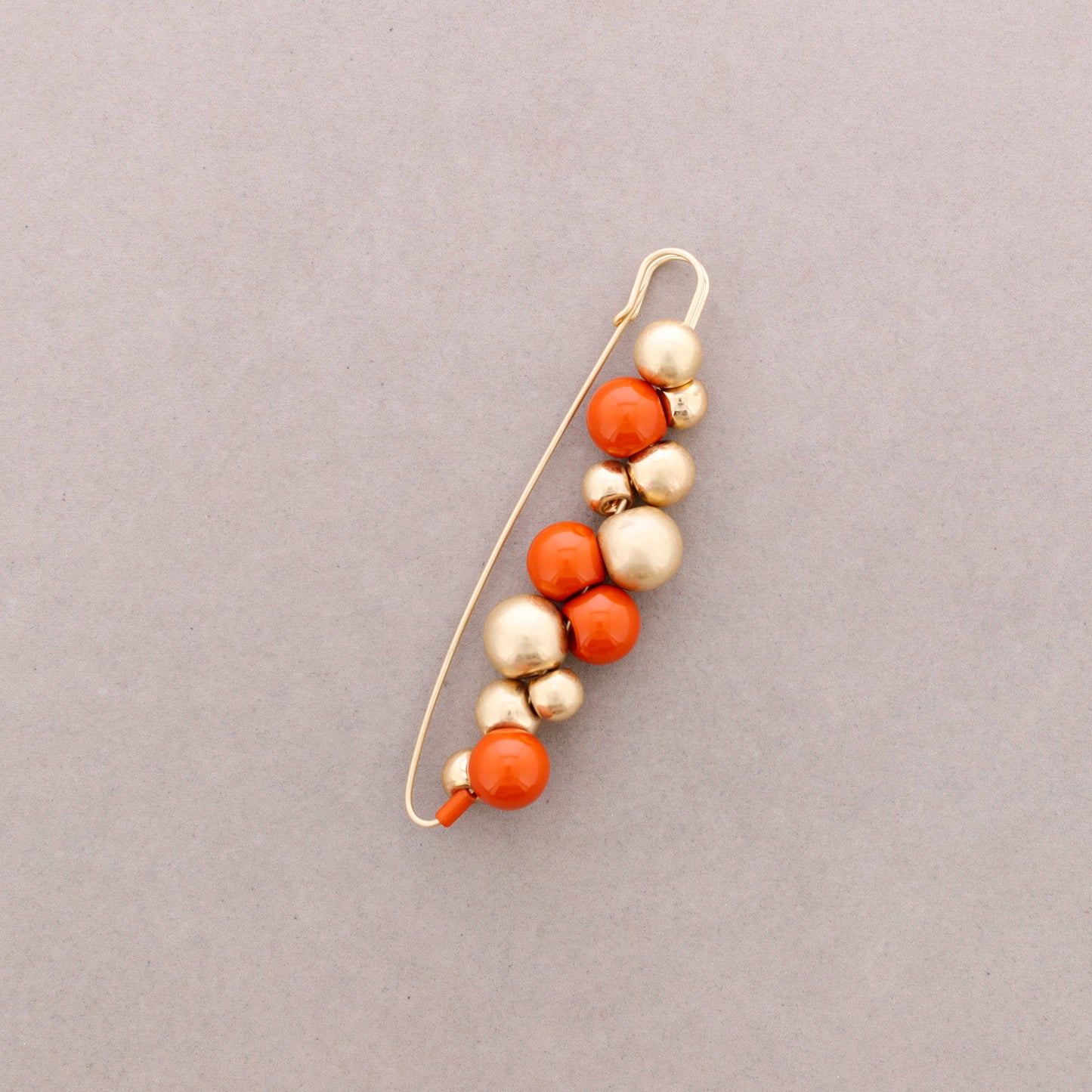 BROCHE ALFILER CUENTAS METAL Y RESINA – AURIA