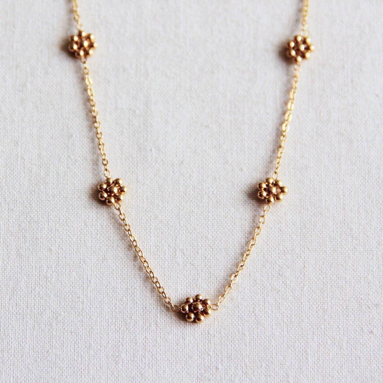 COLLAR  DORADO MICROFLORES LIRA