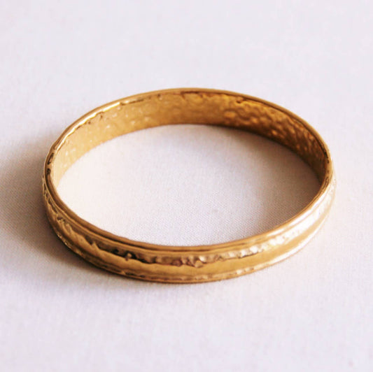 BRAZALETE DORADO TEXTURA MARTELÉ -TERA