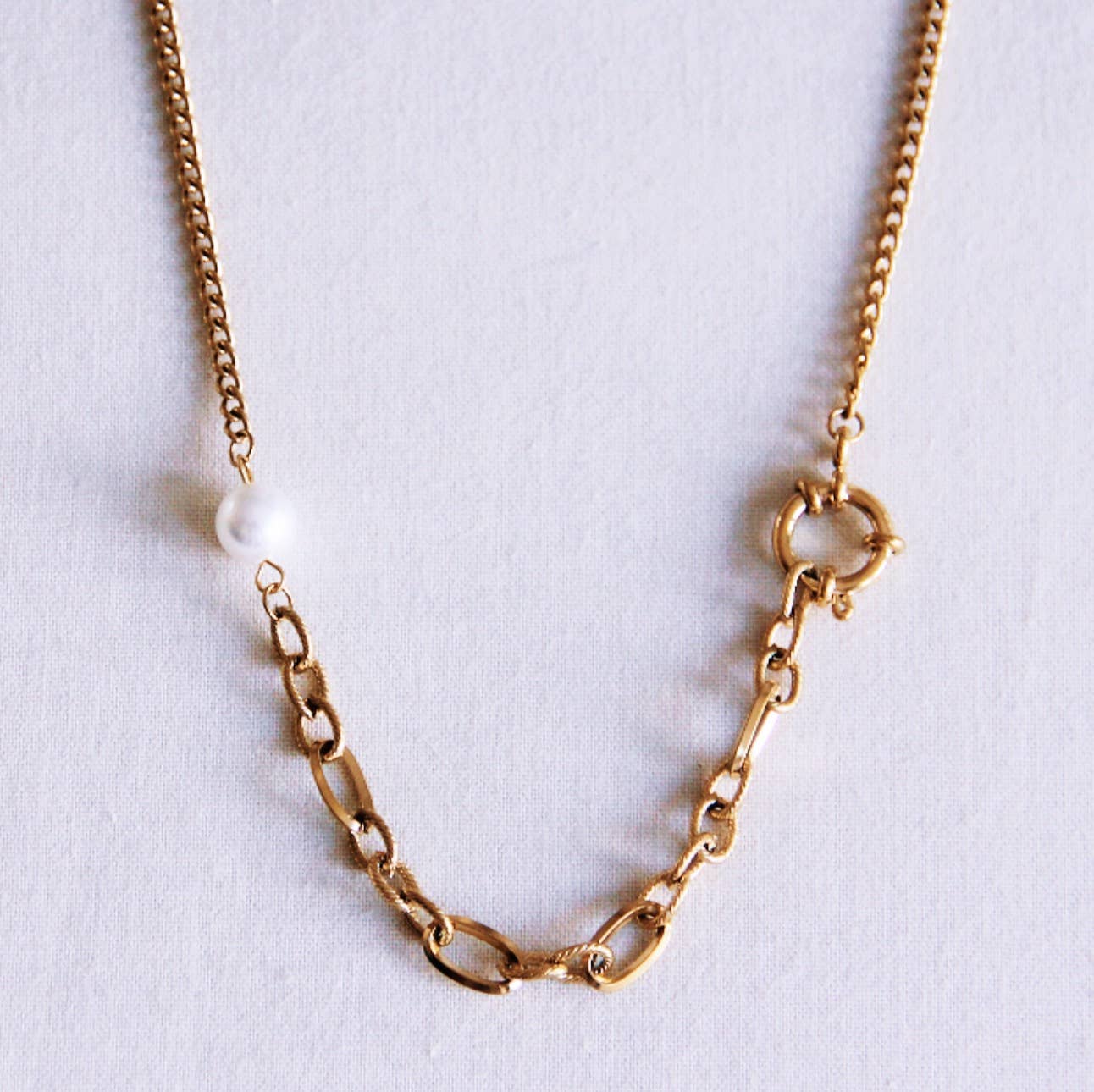 COLLAR ELVA DE ESLABONES CON PERLA EN ACERO DORADO