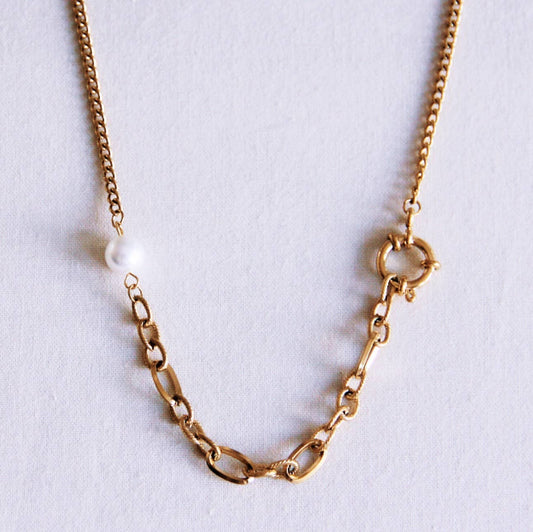 COLLAR ELVA DE ESLABONES CON PERLA EN ACERO DORADO