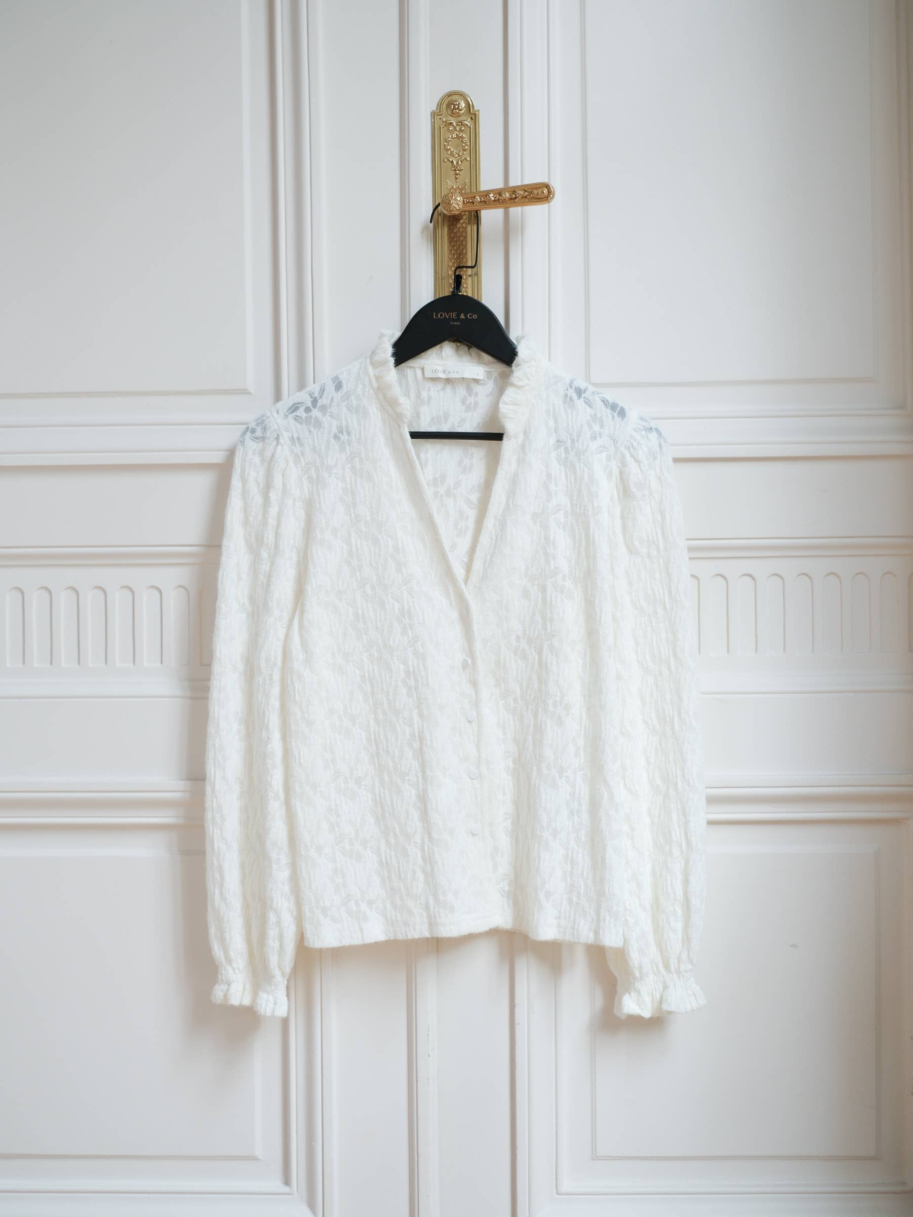 detalle del tejido devoré tipo encaje del top blanco flávie de lovie & co

