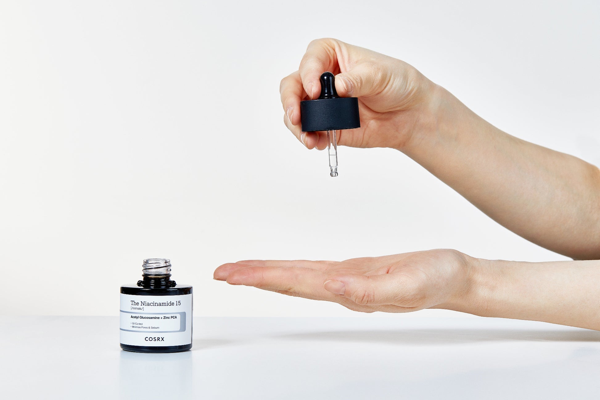 cosrx the niacinamide 15 serum aplicacion en mano textura ligera