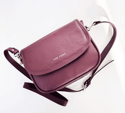 Bolso bandolera Claudia en piel burdeos liso de The Code, diseño rectangular elegante y hecho a mano en España.
