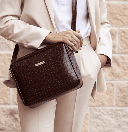 Bolso bandolera Charlotte coco en piel color chocolate de The Code, diseño cuadrado y elegante disponible en treinta&tantos showroom.