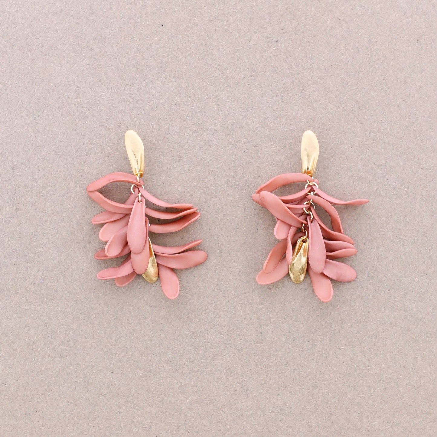 PENDIENTES LARGOS RACIMO PÉTALOS RESINA PETALIS