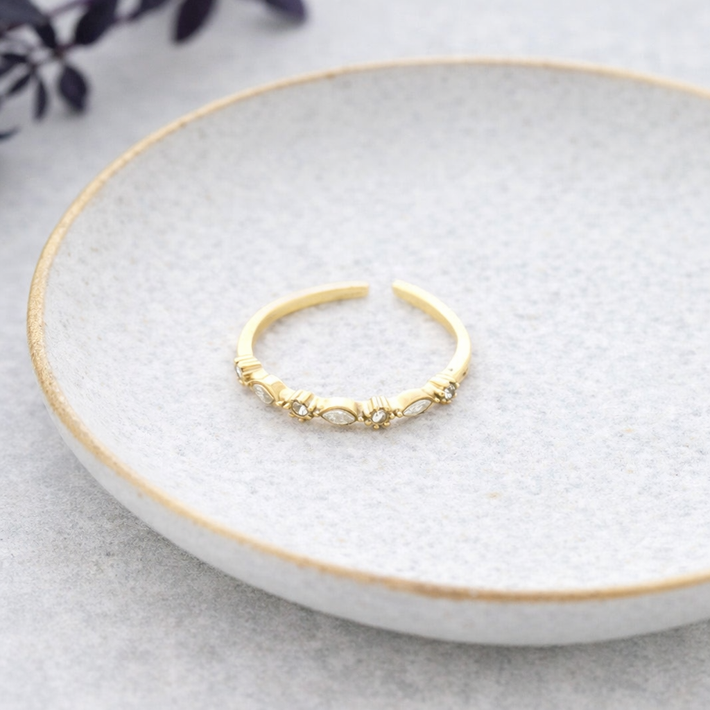 Anillo Astra ajustable de acero dorado con circonitas blancas talladas