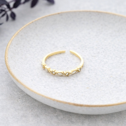 Anillo Astra ajustable de acero dorado con circonitas blancas talladas