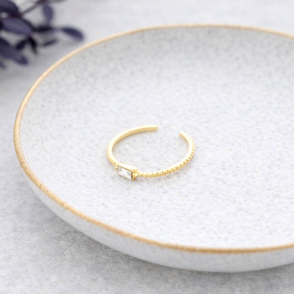 Anillo Blanca de acero dorado ajustable con circonita blanca rectangular y aro efecto milgrain