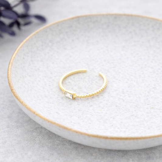 Anillo Blanca de acero dorado ajustable con circonita blanca rectangular y aro efecto milgrain