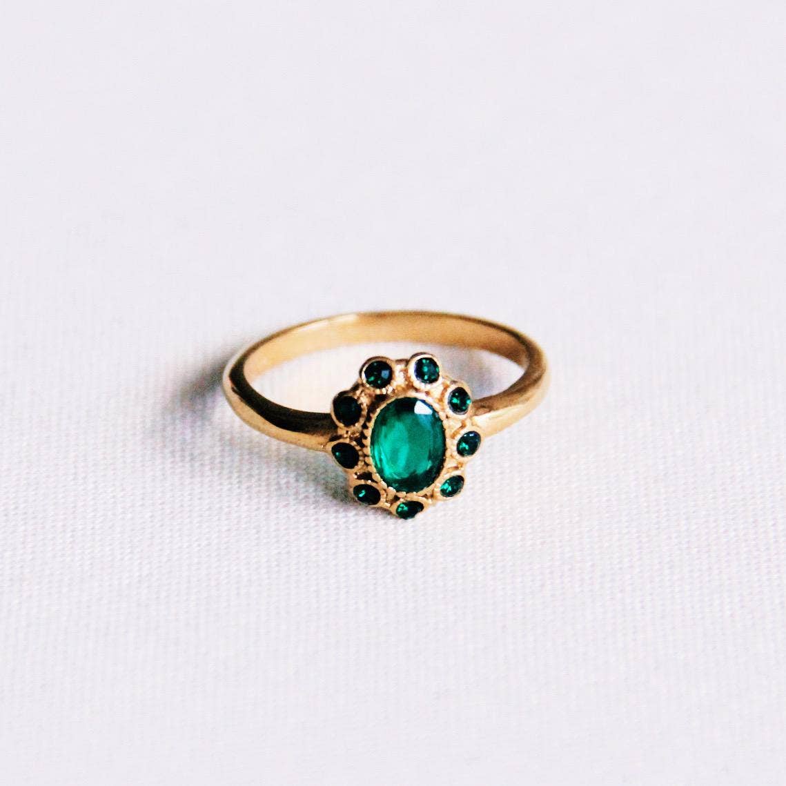 Anillo Elara vintage dorado con piedra ovalada y engaste tipo halo