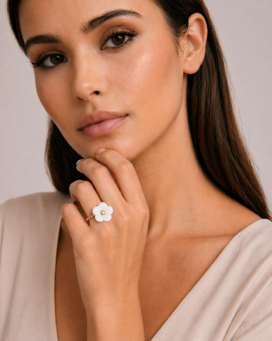 Detalle del anillo Liria de acero dorado con flor blanca nacarada y aro retorcido tipo cordón