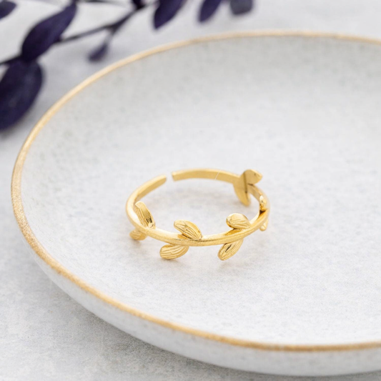 Anillo Lyra ajustable de acero dorado mate con hojas y ramitas labradas