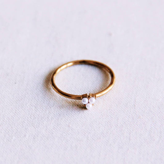 Anillo Mika de acero dorado con trío de perlas blancas en forma de racimo