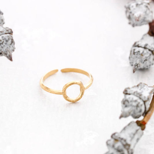 Anillo Orbe ajustable de acero dorado con círculo central y aro fino labrado