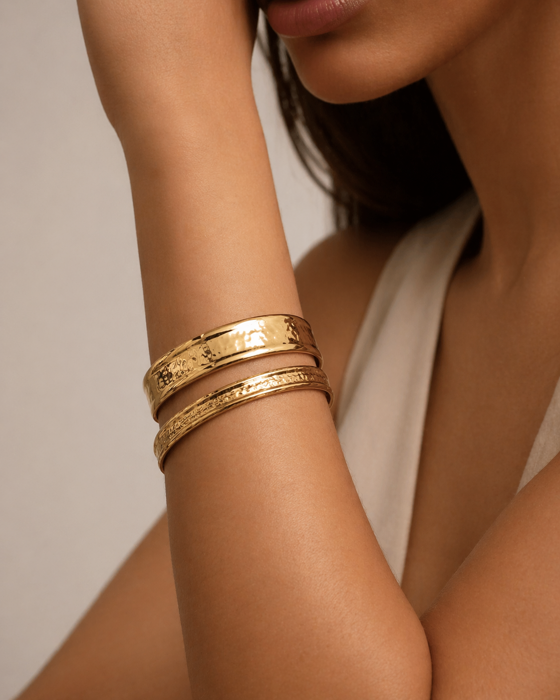 BRAZALETE DORADO TEXTURA MARTELÉ -TERA