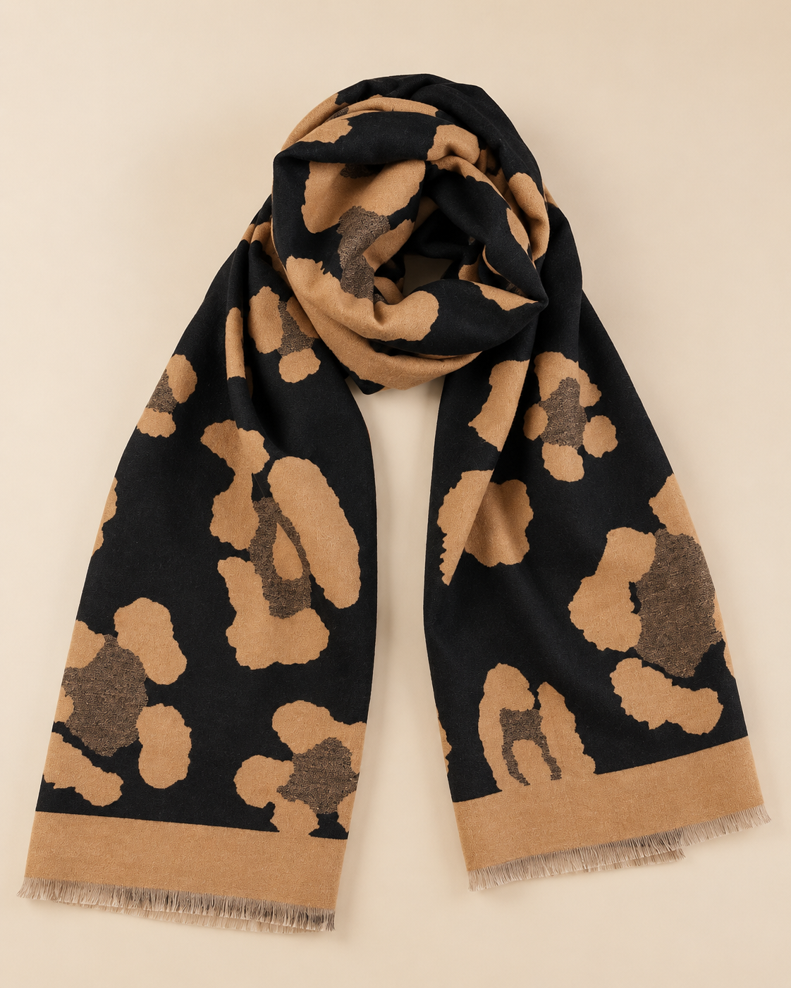 Bufanda camel reversible Écija de LYLU con animal print en negro y topo
