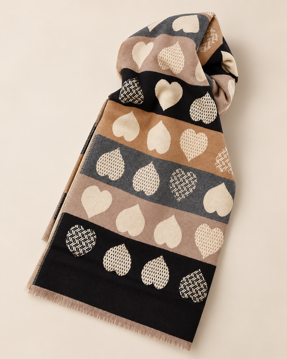 Detalle bufanda Ronda negra con corazones beige topo caldera gris