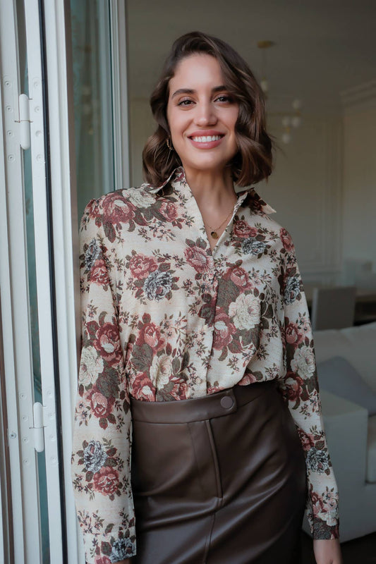 blusa estampada floral en tonos tierra, marsala y crudo con cuello clásico y botones cubiertos lovie & co