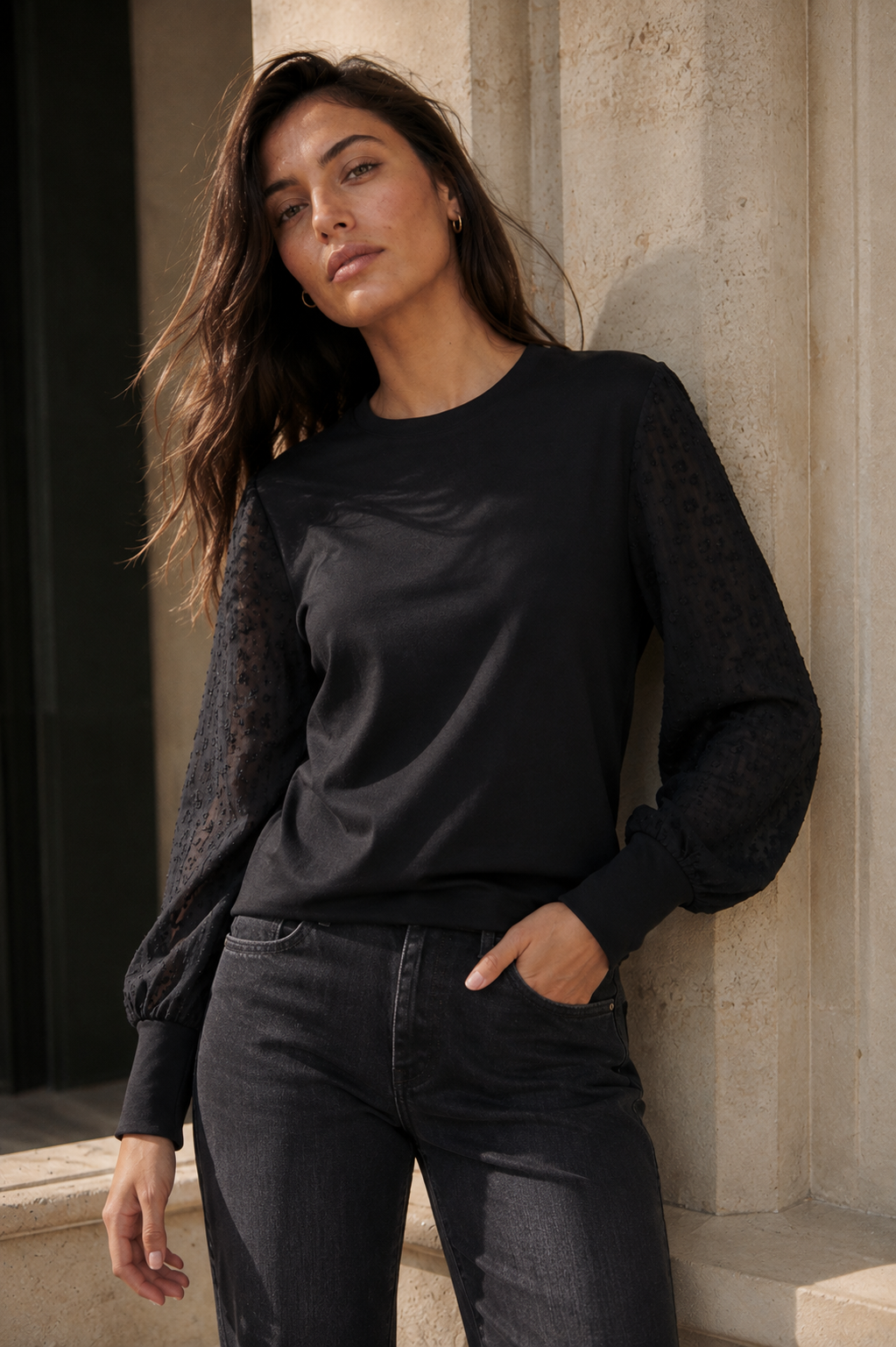 Camiseta negra Ciudad Real de Lylu, vista frontal, con mangas transparentes de gasa, hilos de lúrex y puños anchos.
