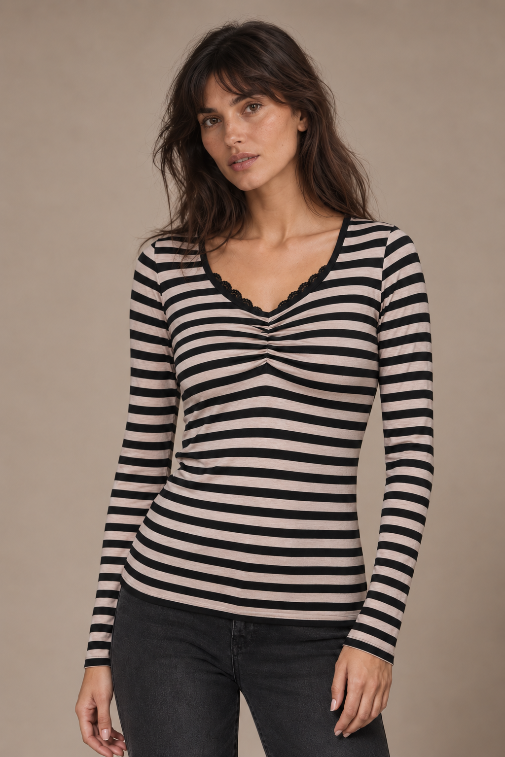 Camiseta Murcia de rayas negro y beige ajustada de manga larga con fruncido en el pecho