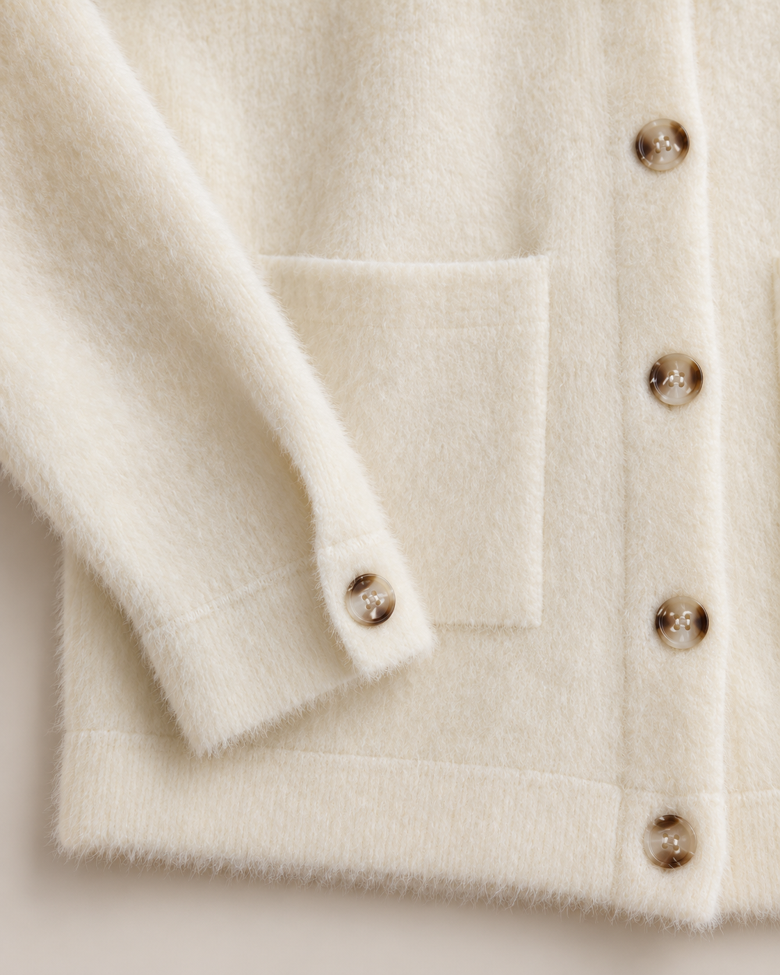 Detalle de chaqueta Calviá blanco roto con cuello camisero y textura efecto pelo