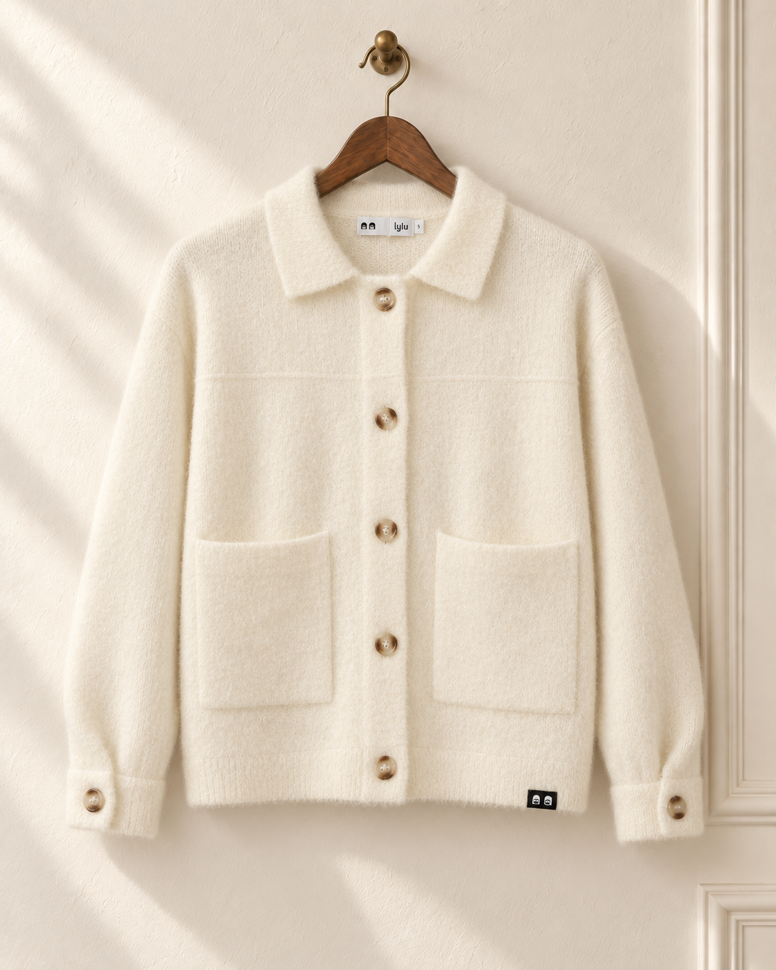 Chaqueta Calviá de punto efecto pelo en blanco roto con cuello camisero, botones y bolsillos